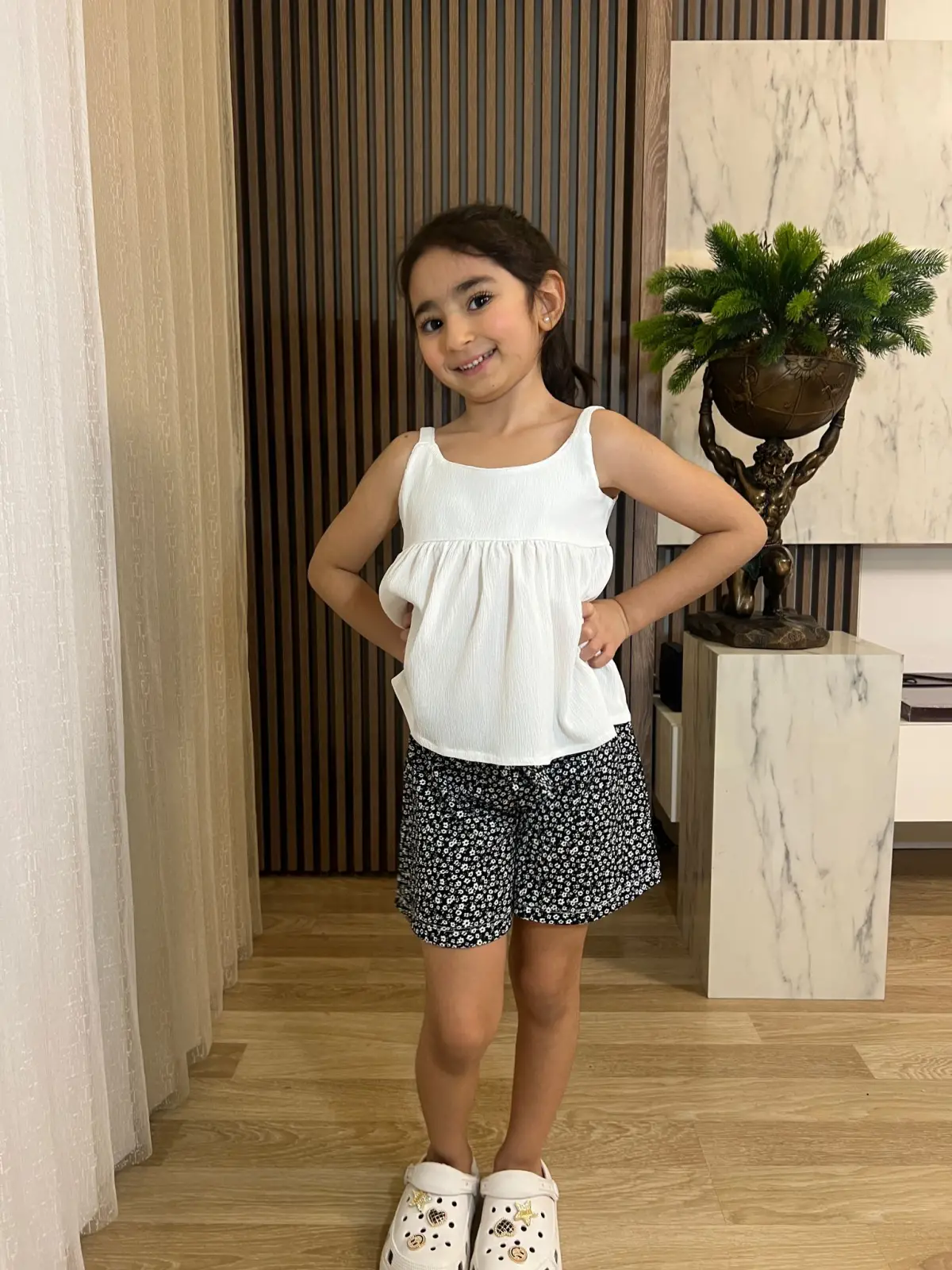 Siyah Çiçek Desenli Şort