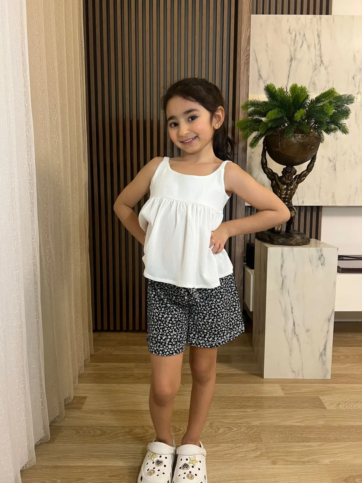 Siyah Çiçek Desenli Şort