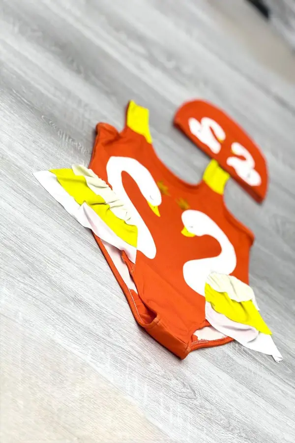 Zarif Kuğu Desenli Üç Kat Fırfır Detaylı Boneli Kız Çocuk Mayo